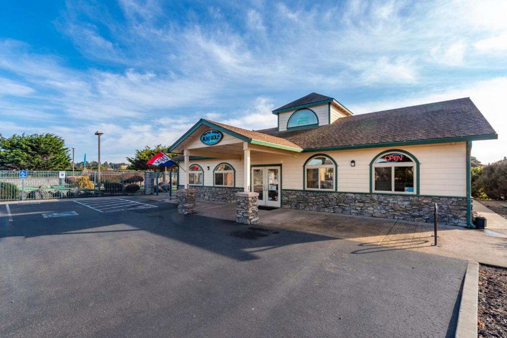 Emerald Dolphin Inn & Mini Golf Fort Bragg Exterior photo